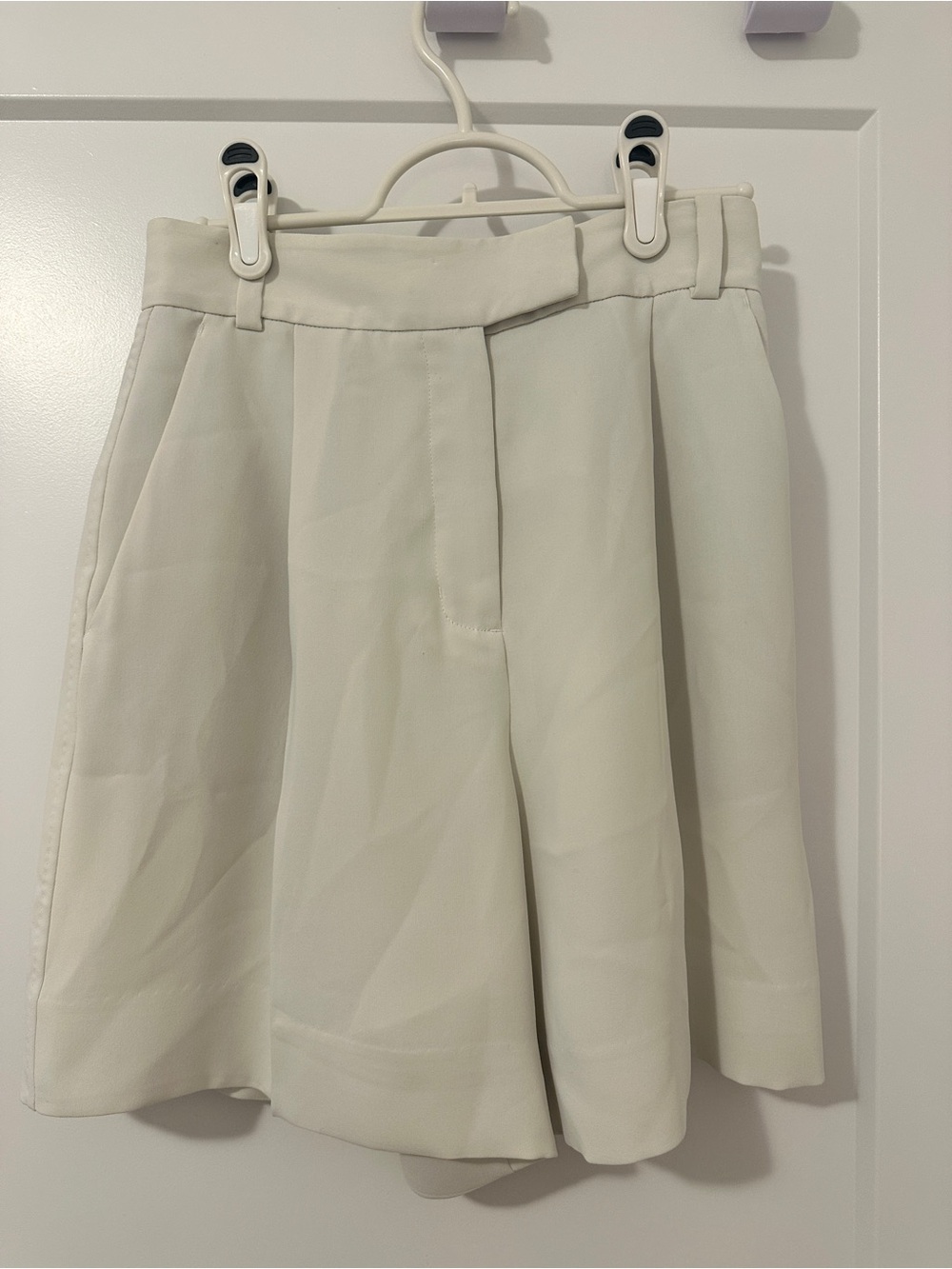 Aritzia Babaton Bone High Waisted Pleated Shorts Size 0 Women’s